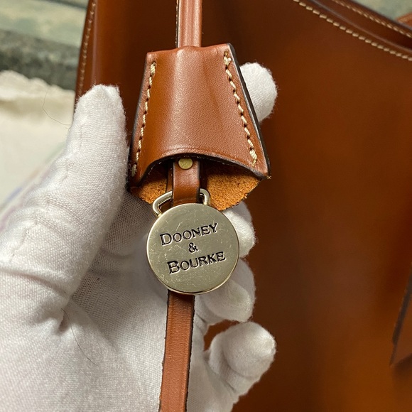 Dooney & Bourke Alto ShoulderBag 13” x 11” x 5.5” & Dust-bag pre-owned - Picture 12 of 13